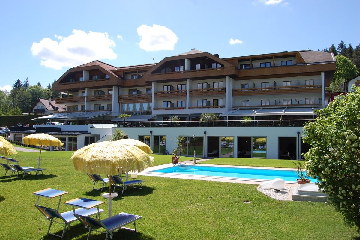 Hotel Umbau 2013 Aussenansicht mit Pool, Garten und Hotel