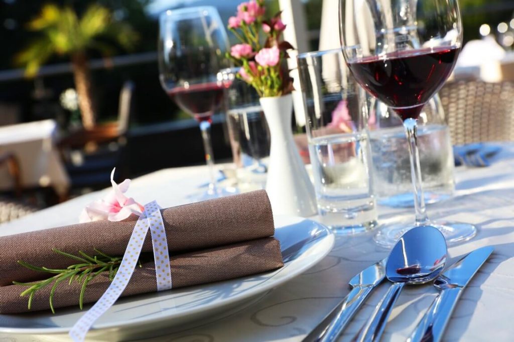 Tisch gedeckt auf der Terrasse mit Gläser