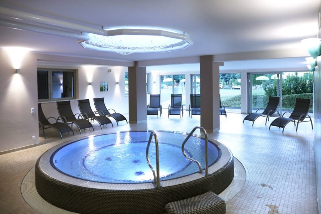 Wellness area with whirlpool and loungers