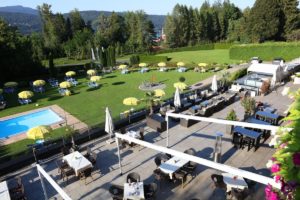 Sitzterrasse mit Gartenblick