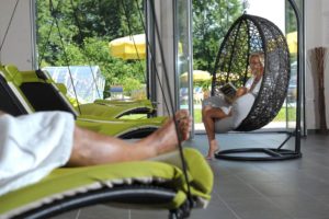Hammhocks - Floating loungers relax in the wellness area - Deihotel Schönblick