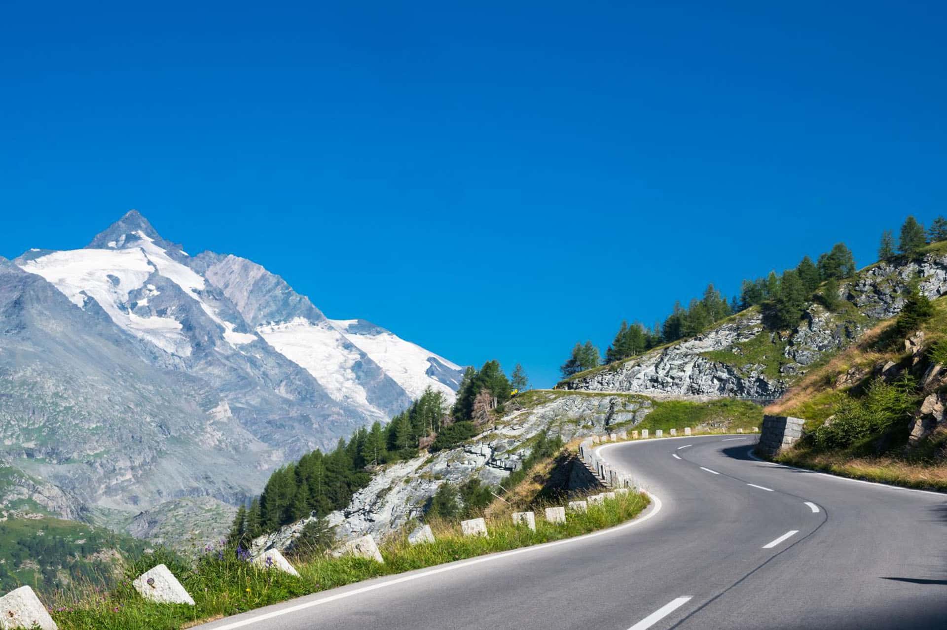 Ausflugsziele Kärnten: Großglockner Hochalpenstraße mit Großglockner im Hintergrund.