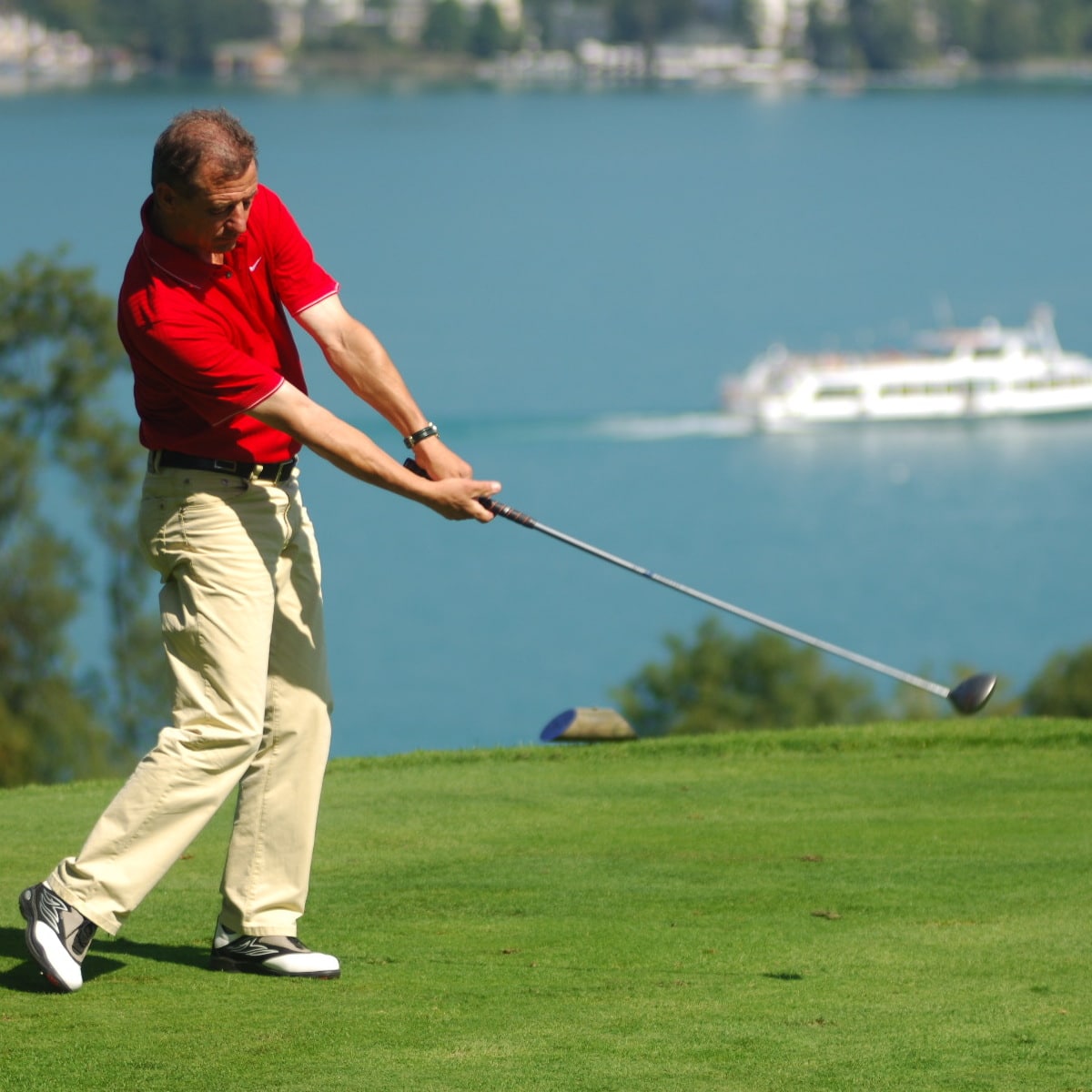 Golf Golfhotel Kärnten: Golfer macht Abschlag vor einem See