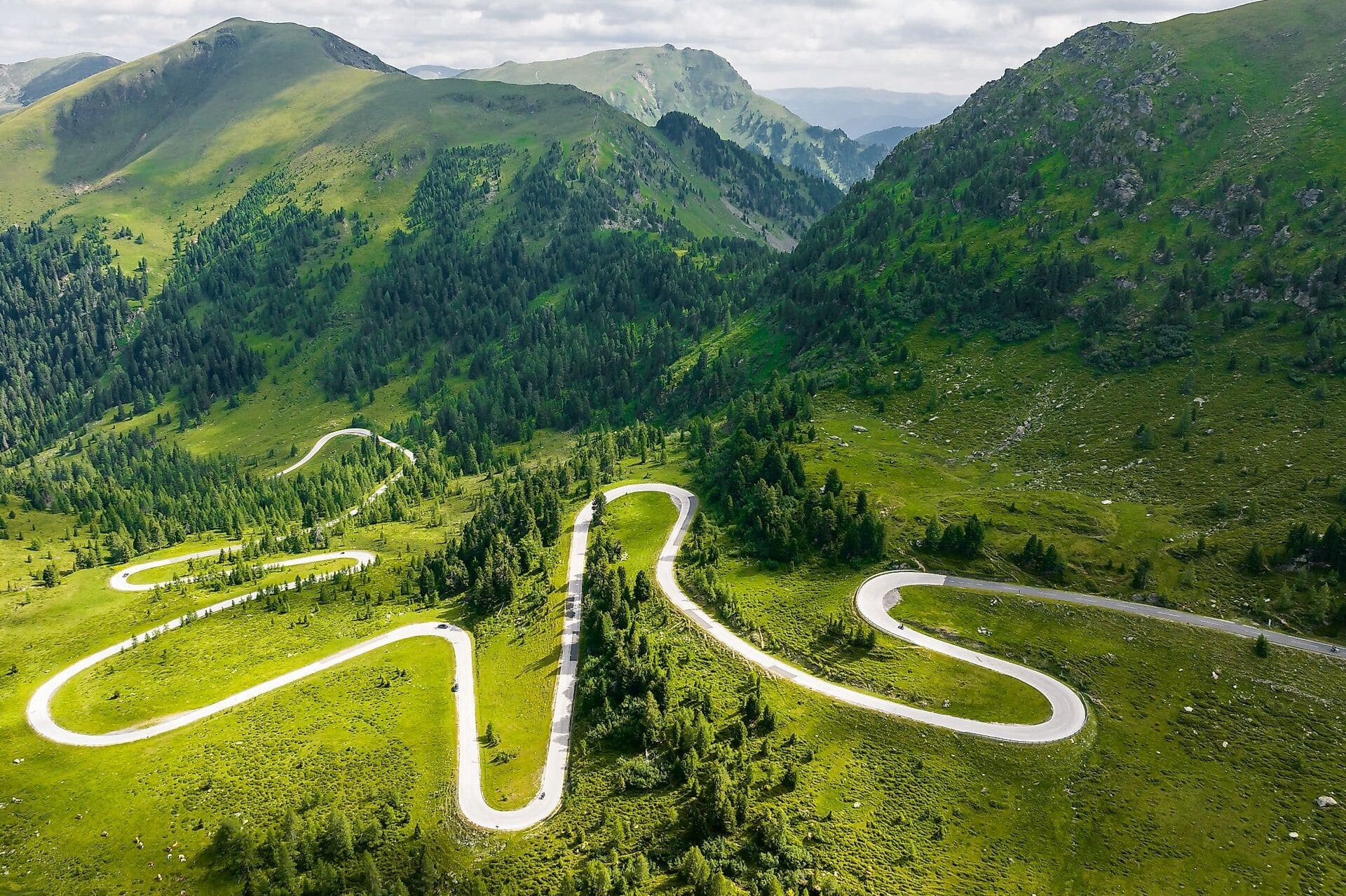Nockalmstrasse in Kärnten. Die Nockalmstraße verläuft kurvig durch die Nockberge.