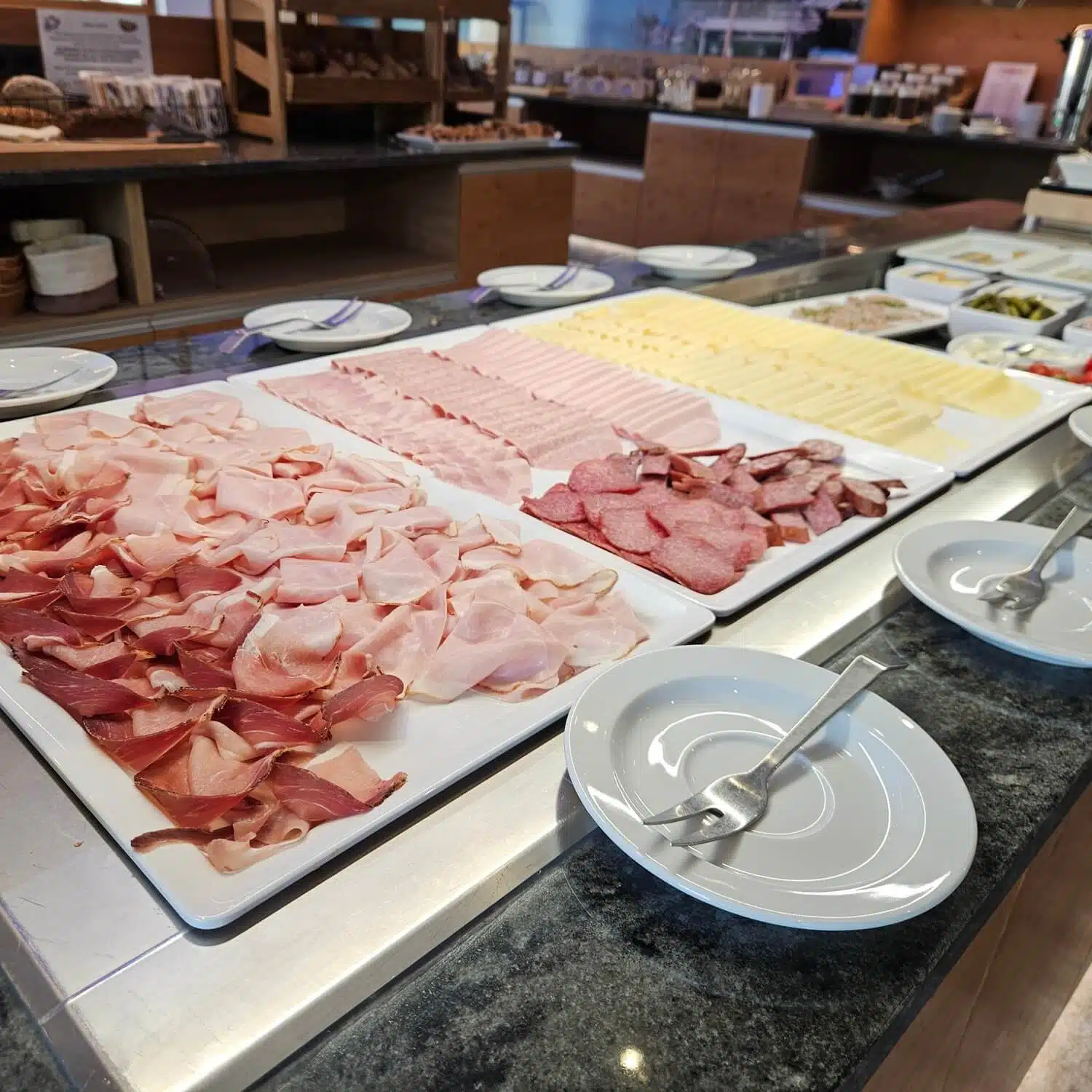 Frühstücksbuffet im Dei Hotel Schönblick, frische Wurstplatten und Käseplatten.