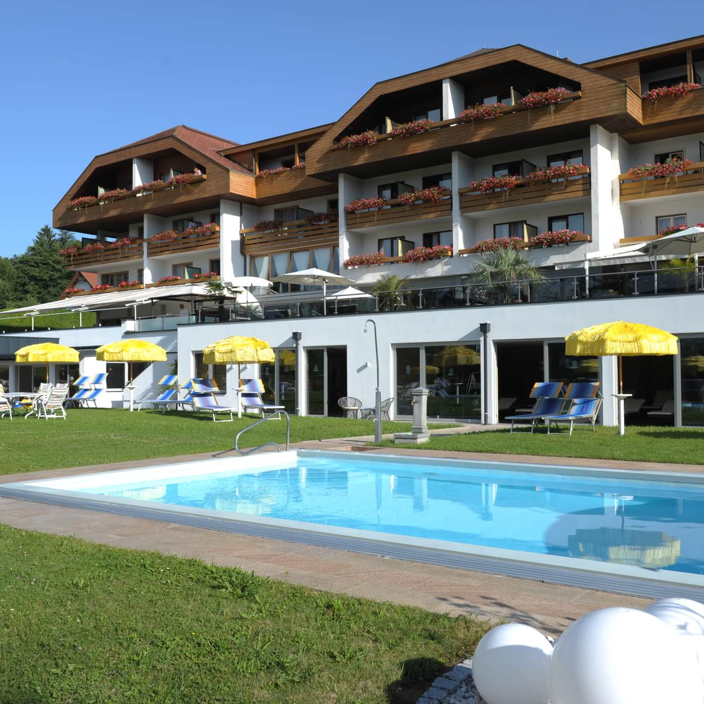 pool Wörthersee Hotel mit Pool Außenansicht