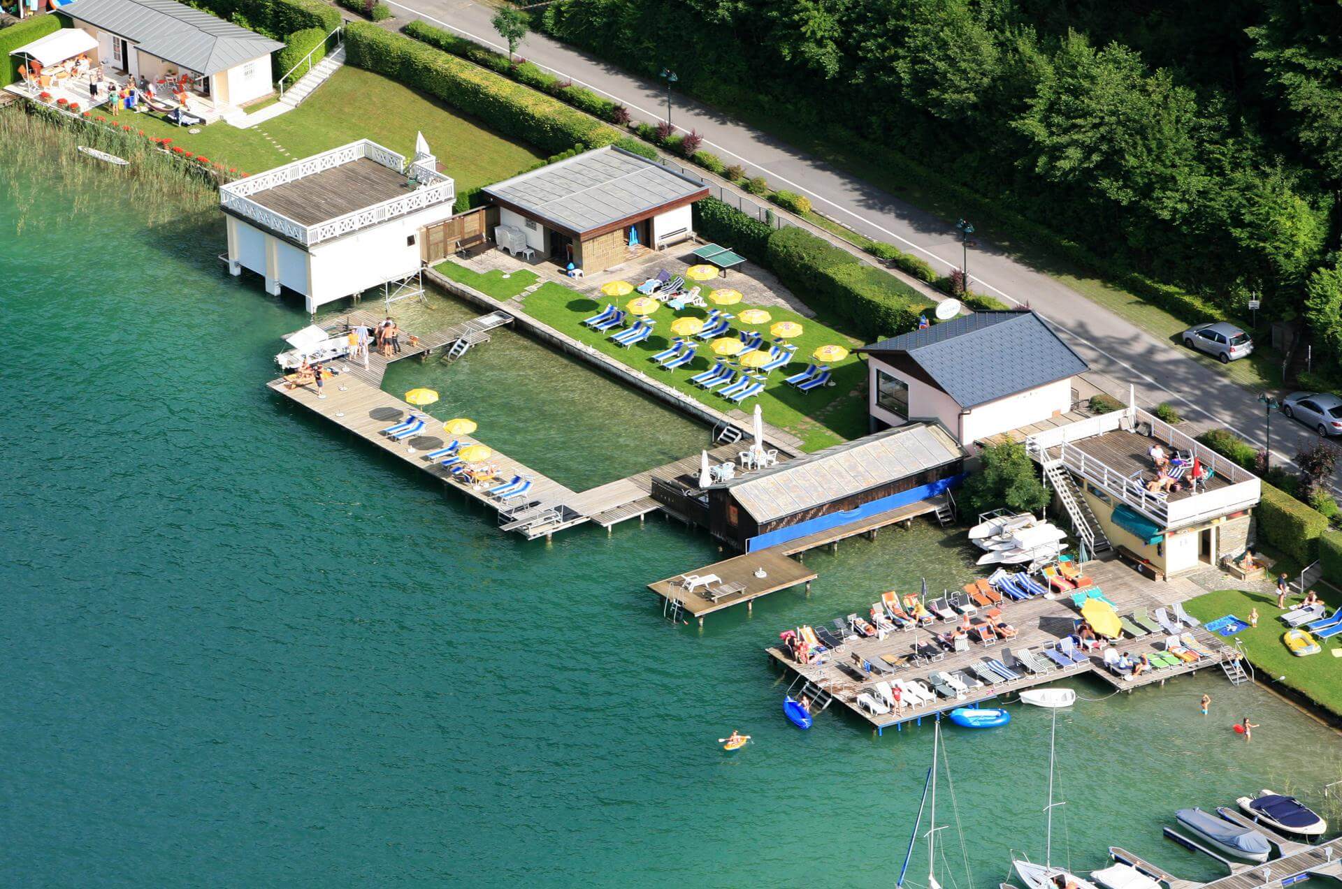 Hotel_mit_Seezugang_Badestrand_Schoenblick_Velden Hotel am Wörthersee: Ein Badestrand mit Steg und Liegen direkt am Wörthersee