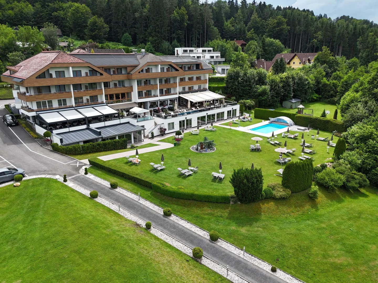 Hotel_Schoenblick_Hotelanlage-scaled (2) (1) Außenansicht vom Wörthersee Hotel Velden: Hotelanlage vom Dei Hotel Schönblick
